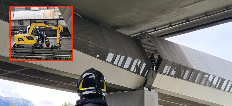L'escavatore urta il ponte e la struttura rischia di crollare: tre feriti in ospedale